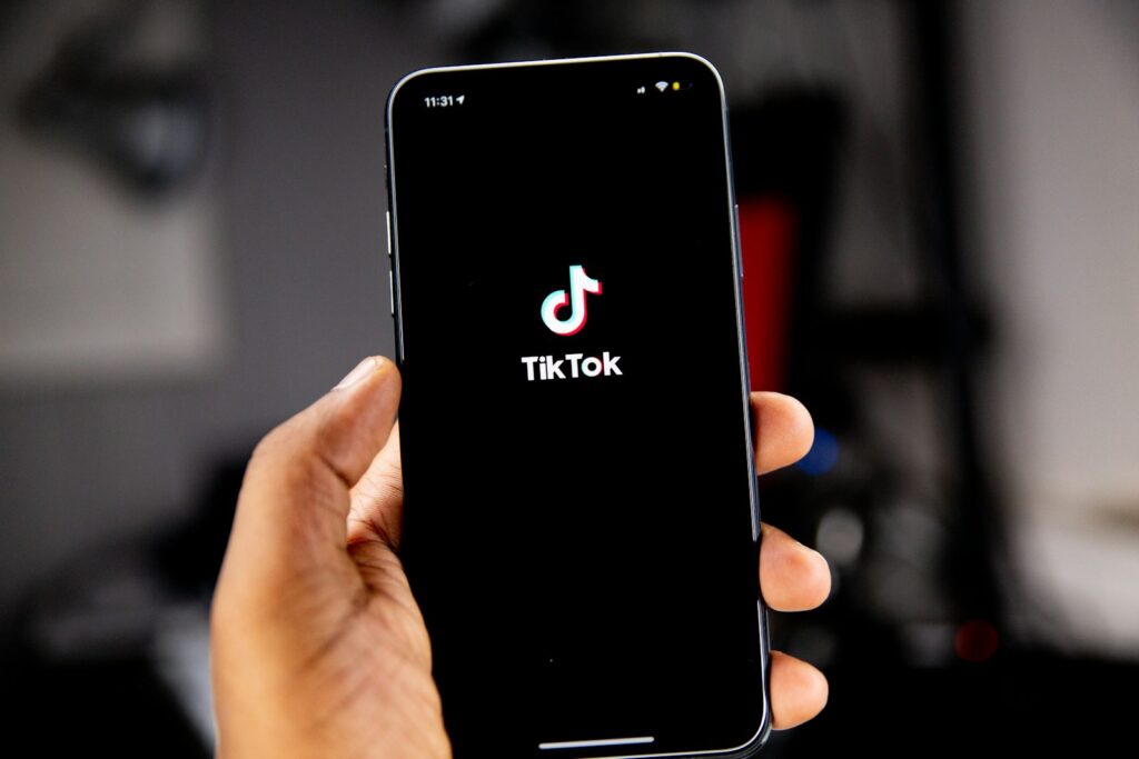 Hand met een smartphone waarop een korte video in verticaal formaat speelt