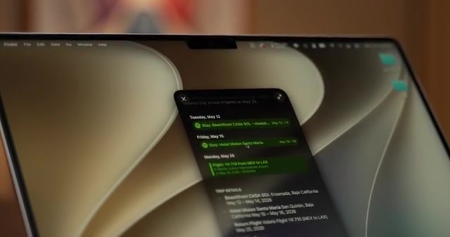 MacBook met macOS 27 en een geopend Siri-venster op het scherm