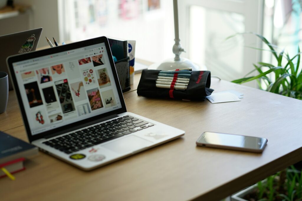 Ingepakte cadeaus naast een laptop op een houten tafel