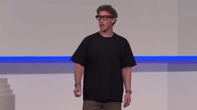 Presentator op een podium met een slimme bril met camera van Meta
