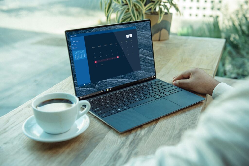 Laptop met een chatvenster open op een bureau met een koptelefoon ernaast