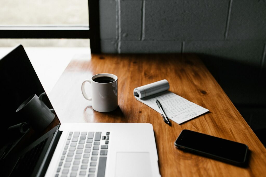 Uitgeprint cv met aantekeningen naast een laptop op een bureau