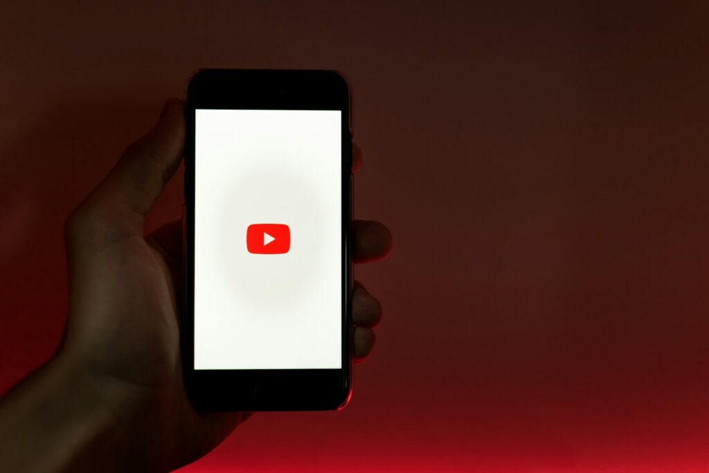 Smartphone met de YouTube-app geopend op de startpagina