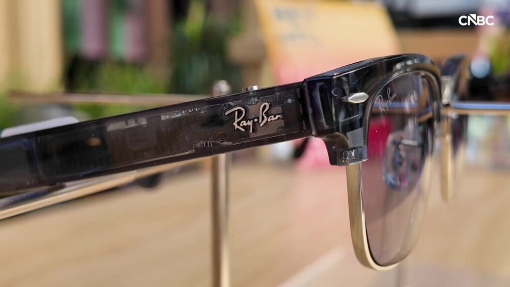 Zijaanzicht van de Ray-Ban Meta Audio-bril in Clubmaster-model op een standaard