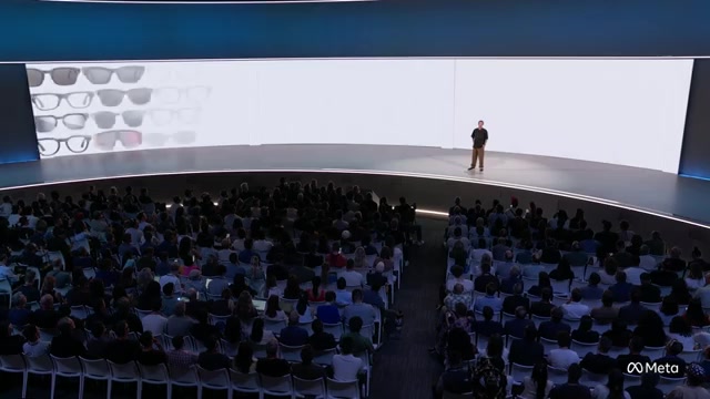 Spreker op het podium van Meta Connect 2026 met slimme brillen op het scherm achter hem