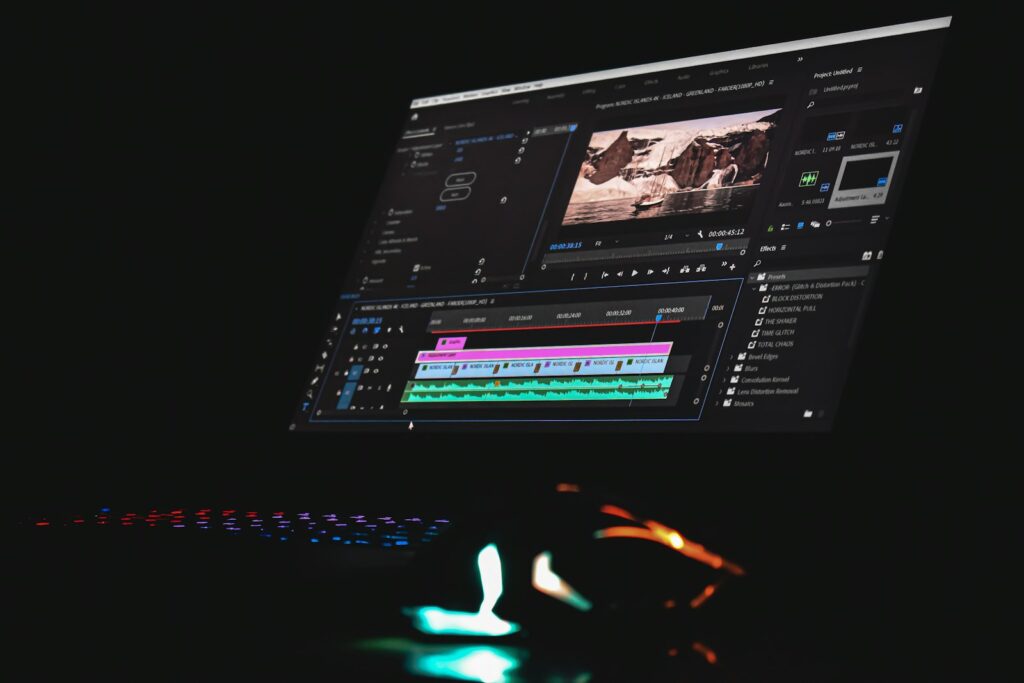 Laptop met videobewerkingssoftware en een tijdlijn met ondertitels op een bureau
