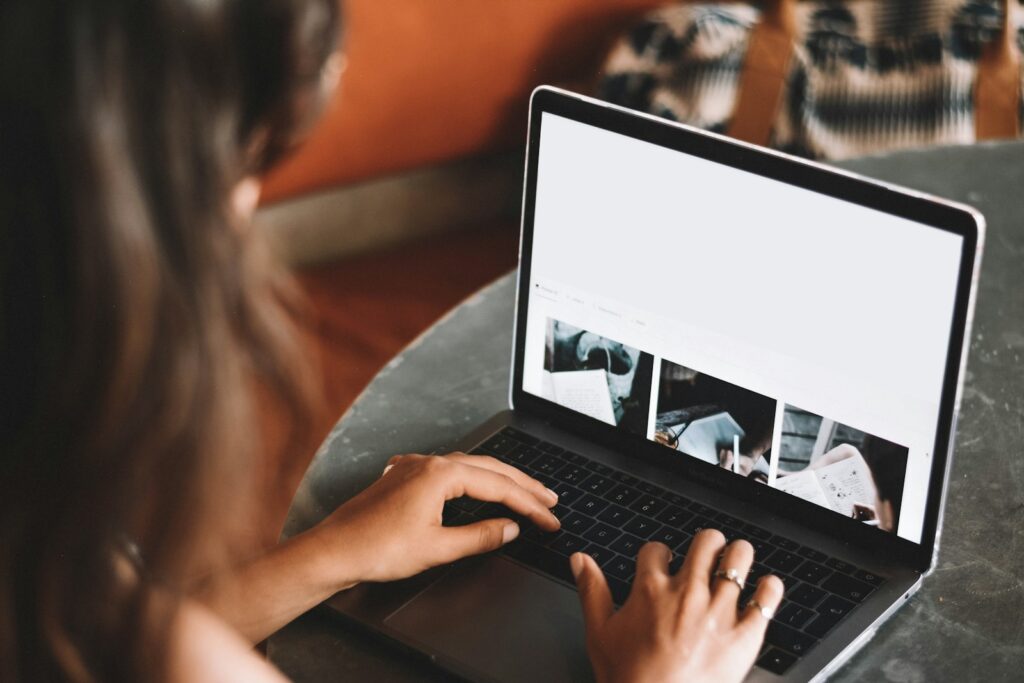 Laptop met een chatvenster open op een rustig bureau bij daglicht
