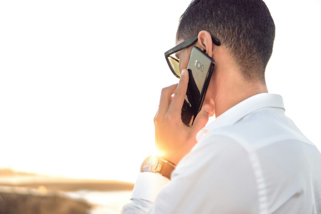 Smartphone met een inkomend telefoongesprek op een keukentafel