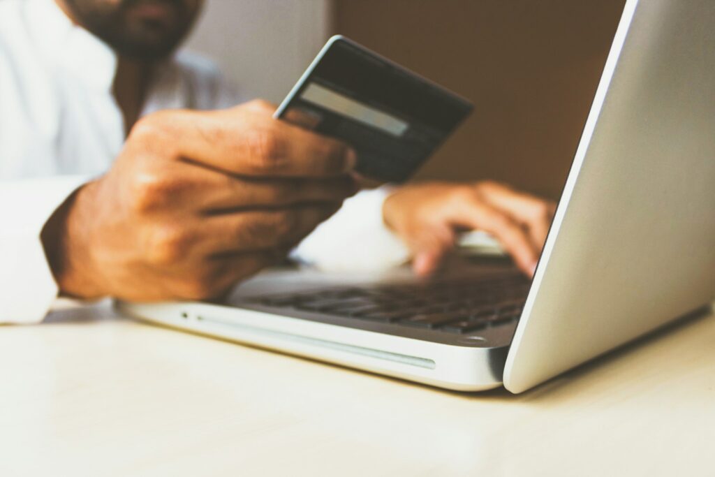 Creditcard naast een laptop bij online winkelen