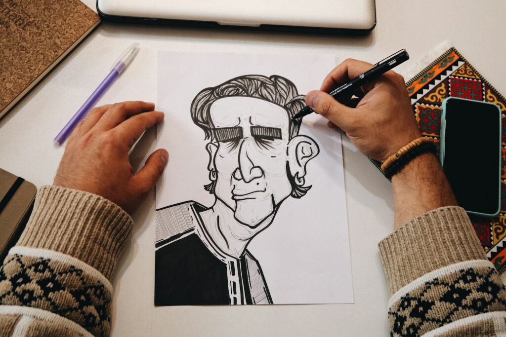 Illustrator tekent een stripschets met potlood aan een bureau