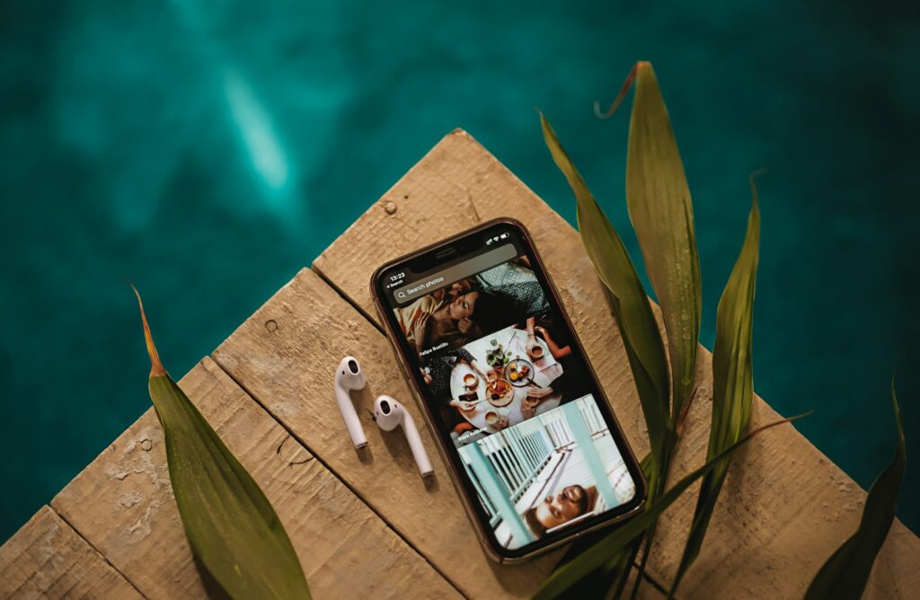 Smartphone met een fotogalerij op een tafel