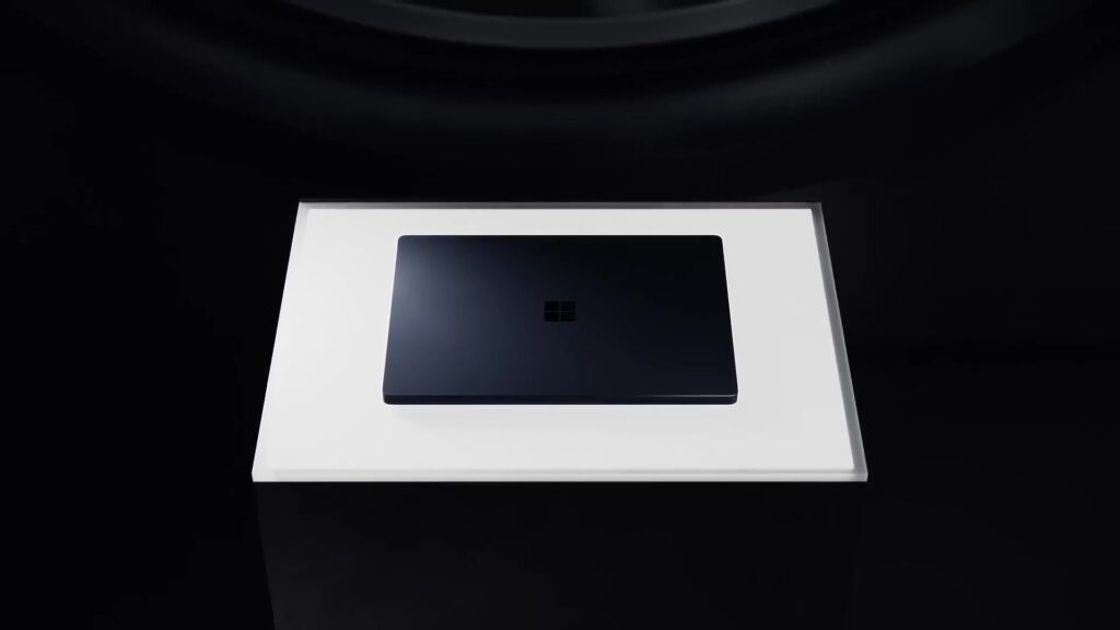 Donkere laptop van Microsoft op een witte ondergrond