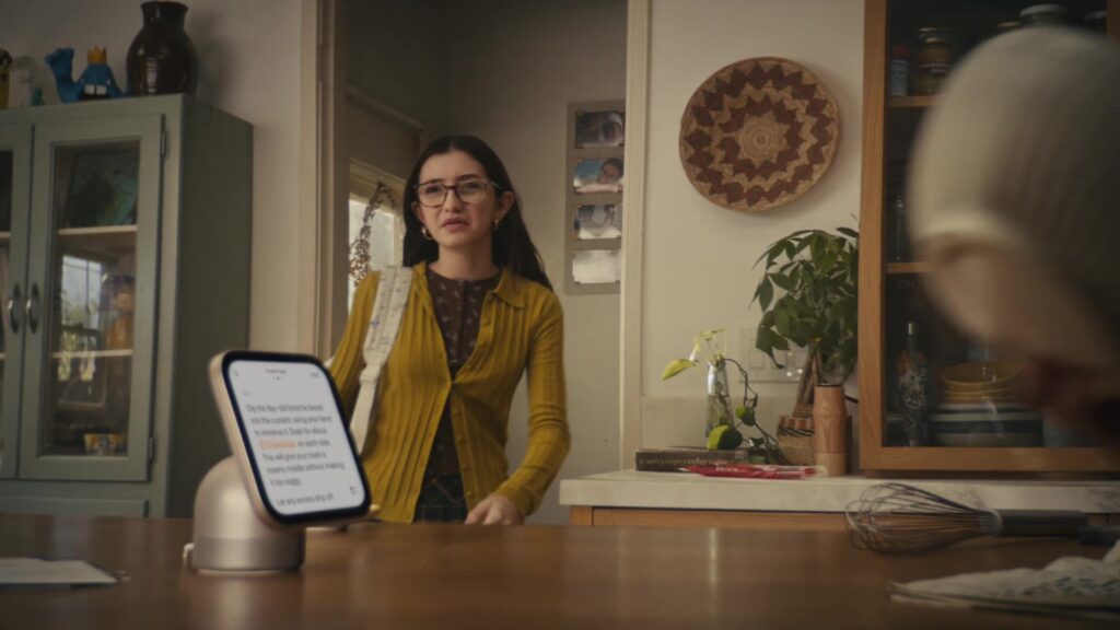 Vrouw in een keuken bij het nieuwe HomeView-scherm van Apple