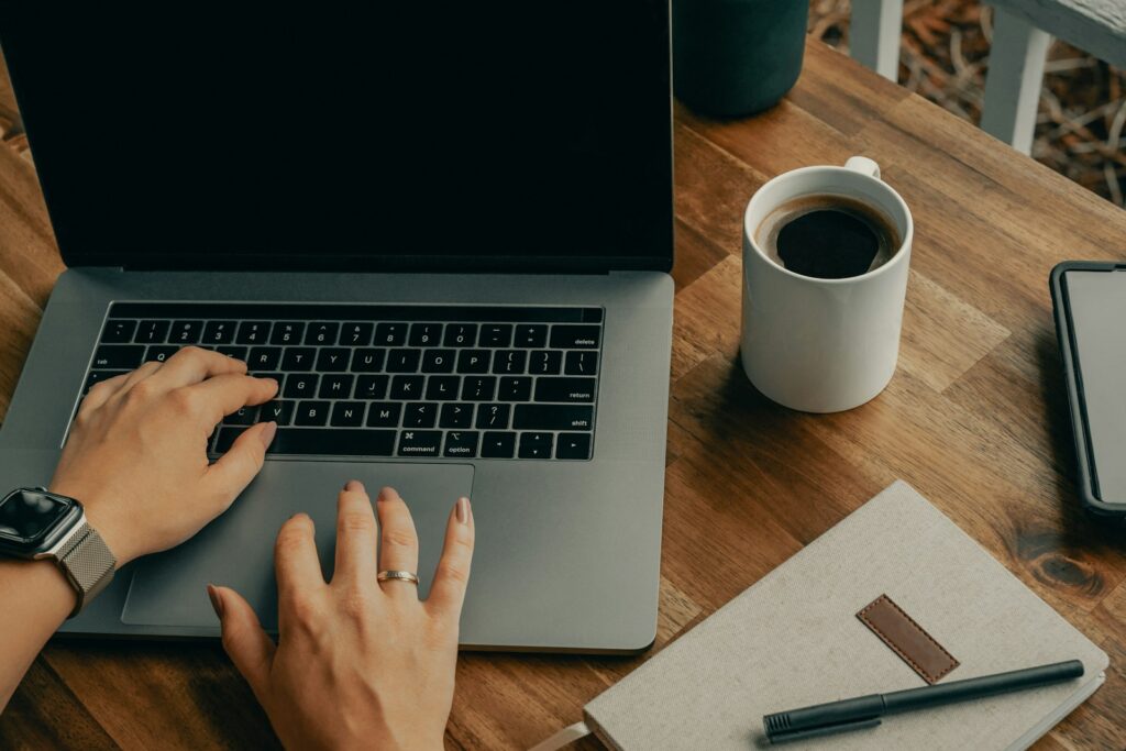 Laptop met een chatvenster op een bureau in daglicht