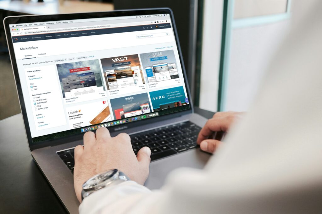 Laptop op een bureau met een webwinkel open en een boodschappenlijstje ernaast