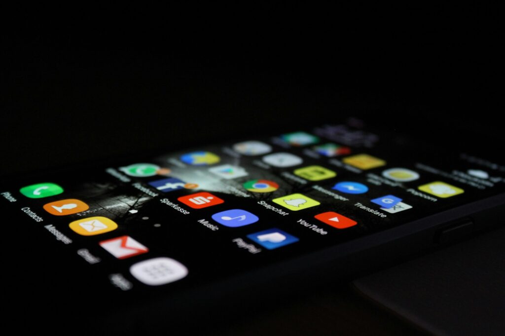 Telefoon met een chatgesprek in een donkere kamer
