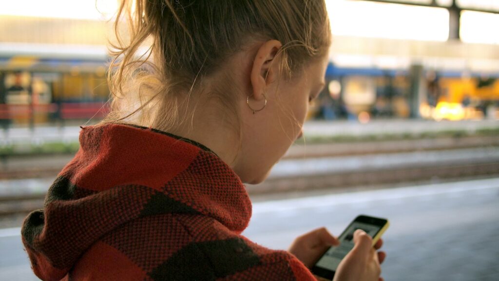 Tiener die op een smartphone kijkt
