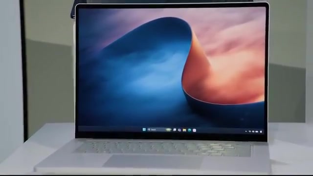 Nieuwe Surface-laptop met Windows op het scherm tijdens het evenement van Microsoft