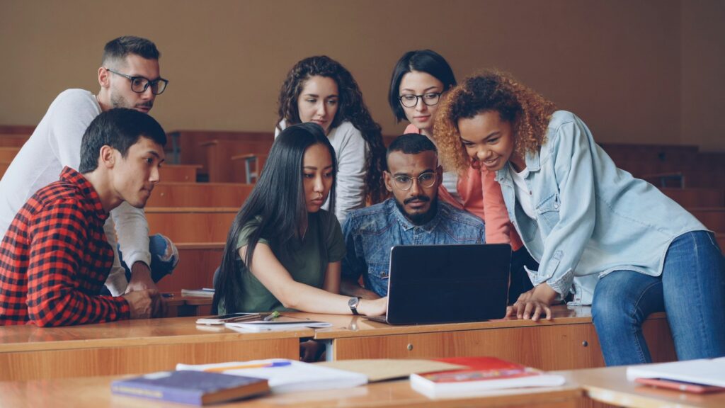 Leerlingen met laptops in een klaslokaal