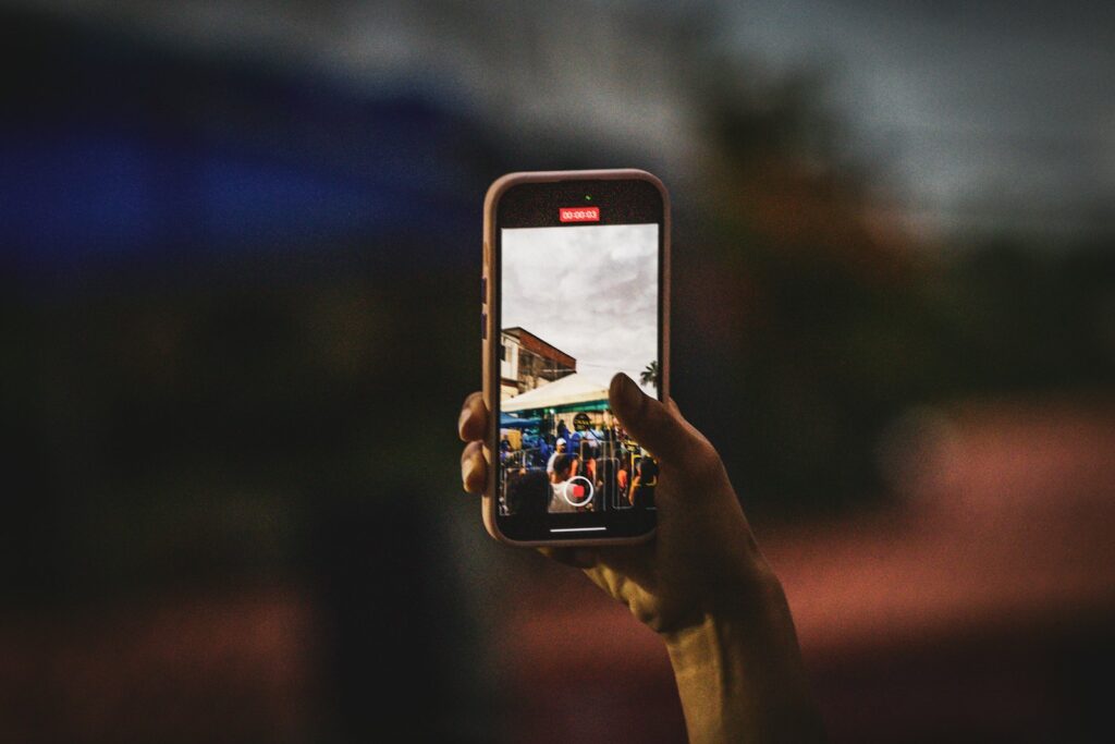 Telefoon met een fotogalerij in de hand