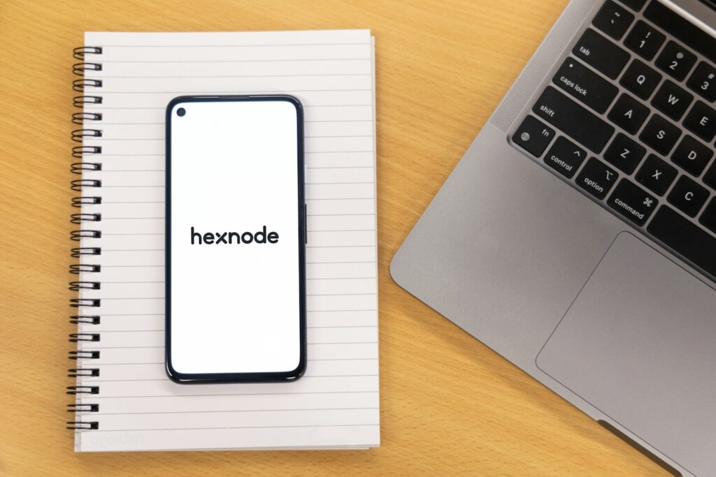 Opengeslagen notitieblok met handgeschreven aantekeningen naast een smartphone