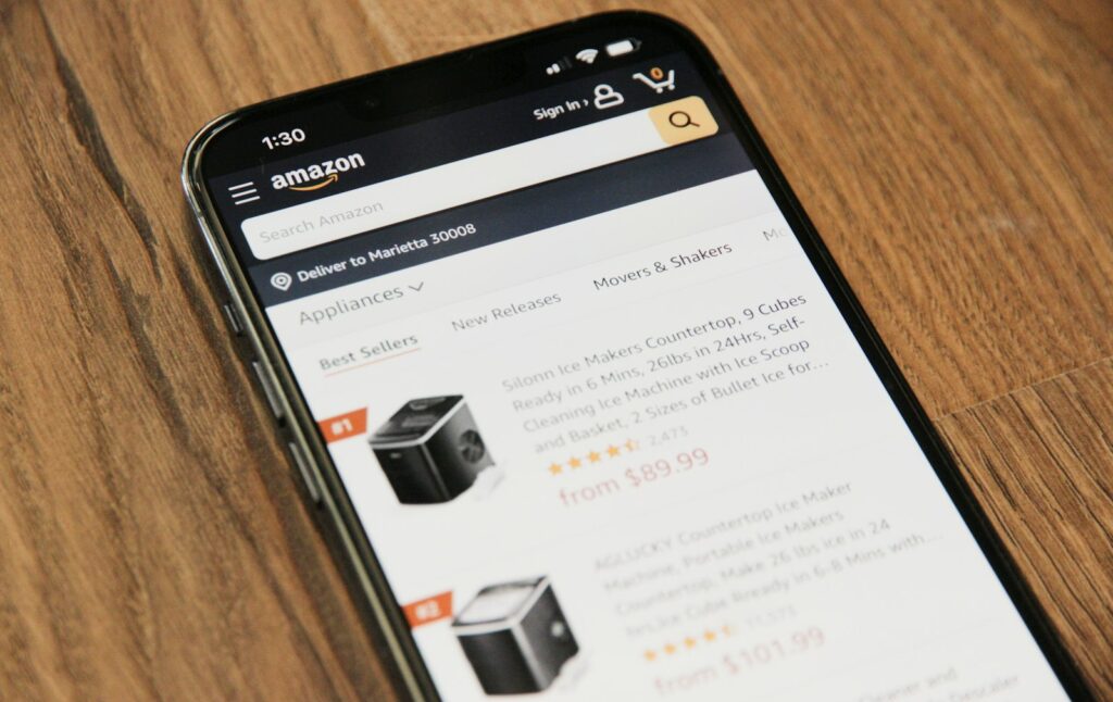 Pakketjes van een online bestelling op een tafel naast een telefoon