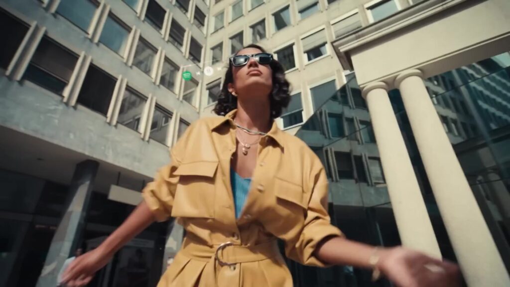 Vrouw met een slimme bril van Ray-Ban en Meta op straat