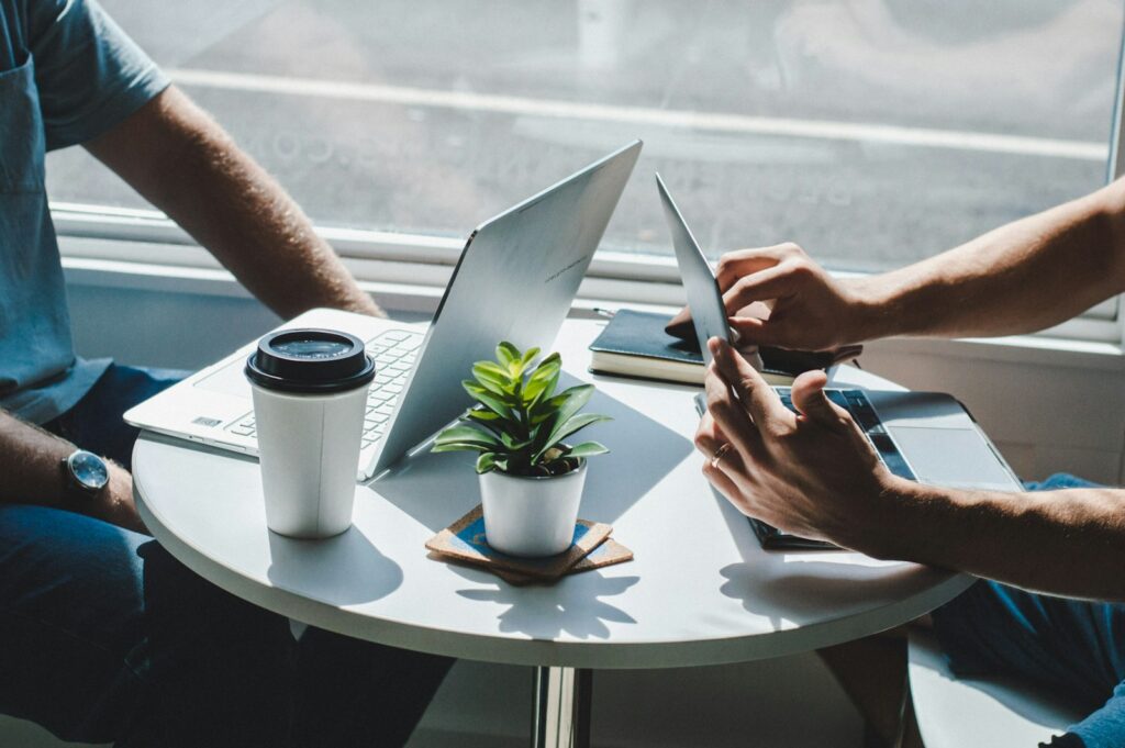 Jonge sollicitant oefent een gesprek met een laptop en een notitieblok