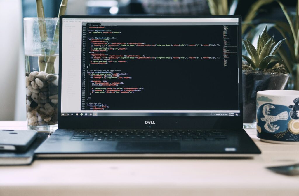 Laptop met de broncode van een website op het scherm