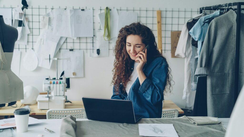 Ondernemer aan een bureau met laptop en notitieboek
