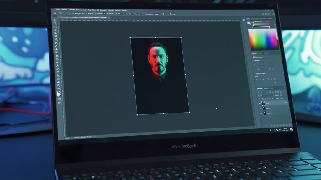 Laptop met fotobewerkingsprogramma op een bureau naast een camera