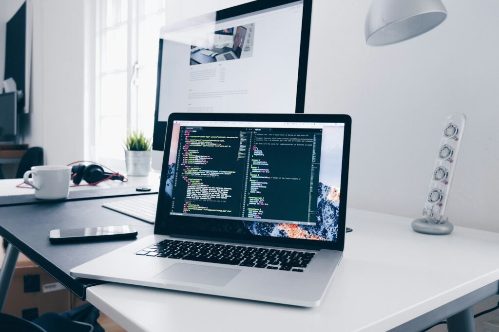 Laptop met een chatvenster open op een bureau in een kantoor