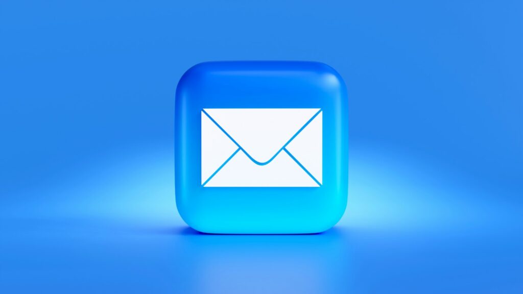 Laptop met een geopende mailbox op een bureau
