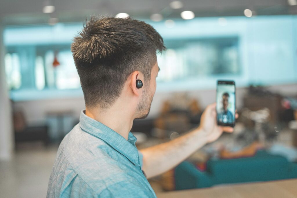 Smartphone die een gesprek opneemt op een tafel naast een notitieboek