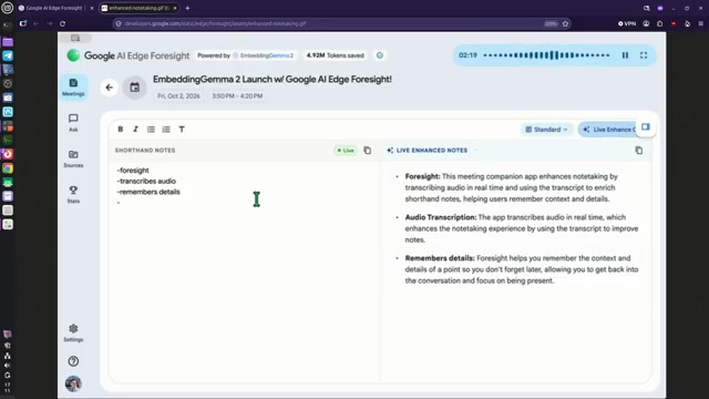 Scherm van de notuleer-app AI Edge Foresight met korte notities links en uitgewerkte notities rechts