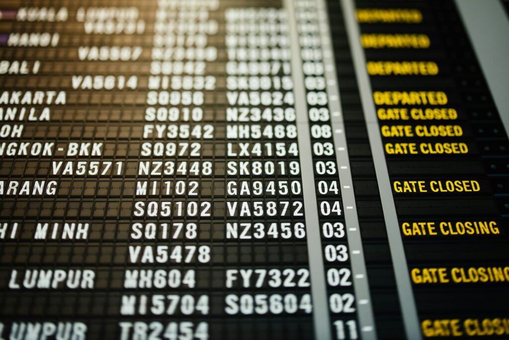 Vertrekbord op een luchthaven met vertraagde vluchten