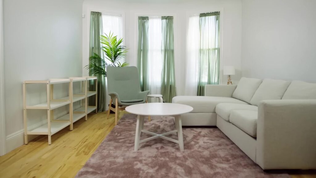 Lichte woonkamer met witte bank en vloerkleed, virtueel ingericht met de IKEA-app